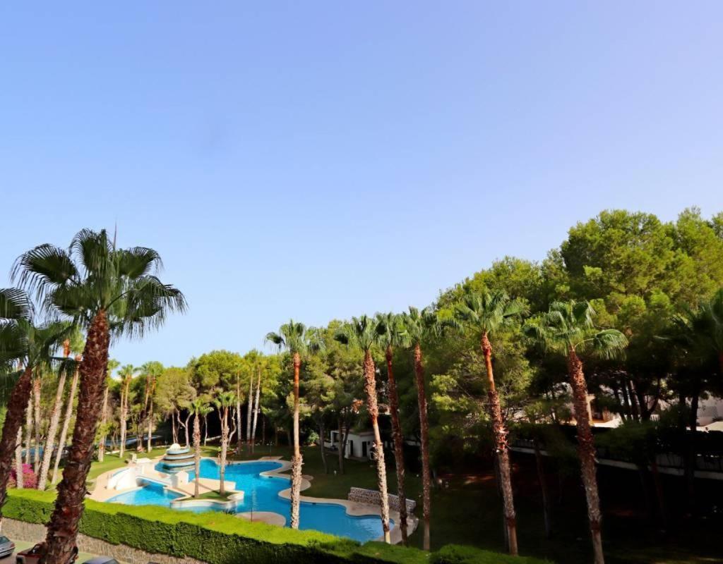 Apartment In Campoamor Overlooking The Swimming Pool エクステリア 写真